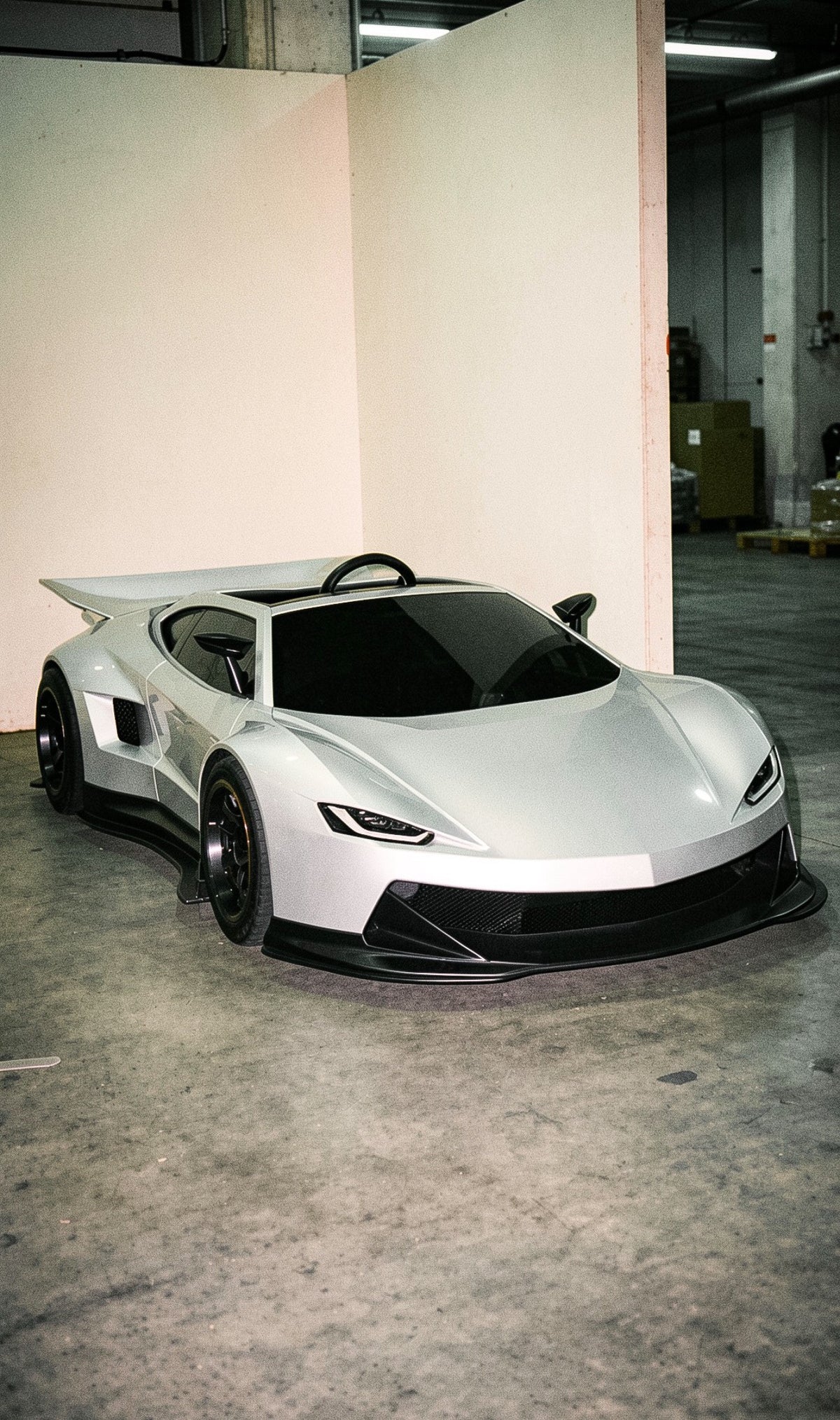 Genos R1 high-performance kart
